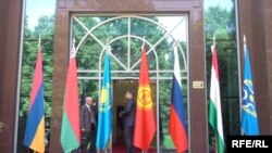 Флаги стран-членов ОДКБ в Душанбе, 4 июня 2015 года.