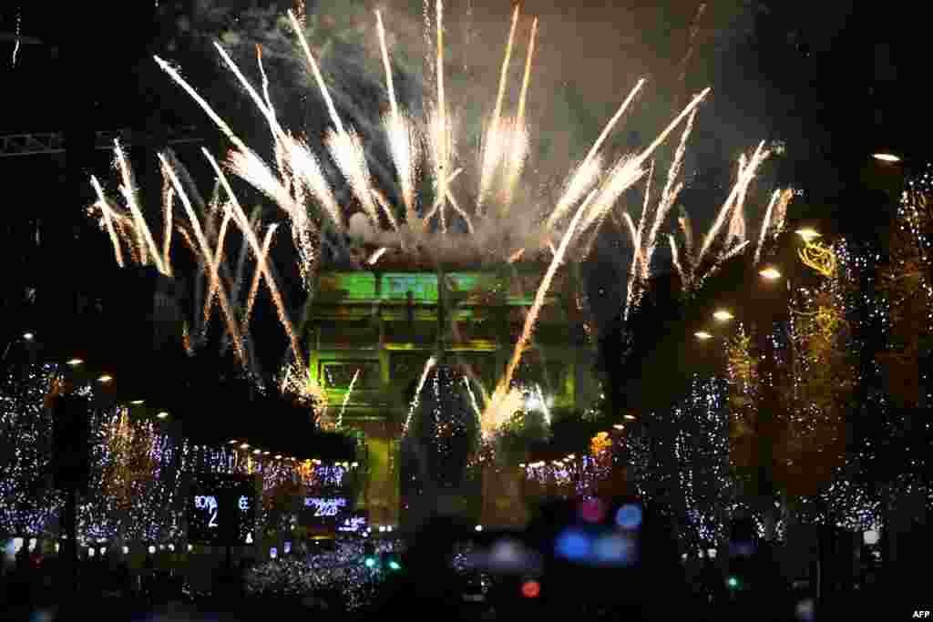 Focuri de artificii deasupra Arcului de Triumf, în Place de l'Etoile, în centrul Parisului, pentru a sărbători Anul Nou, imediat după miezul nopții, pe 1 ianuarie 2026. Fotografie de Alain JOCARD / AFP