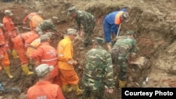 Спасатели работают на месте схода оползня в селе Кыр-Жол Сузакского района в Кыргызстане. 