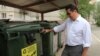 Лето 2018 года. Мэр Казани Ильсур Метшин осматривает контейнеры для раздельного сбора мусора. 