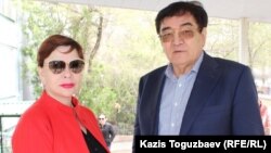 Ескендір Ерімбетовтің адвокаты Инесса Кисилева мен әкесі Мырзахан Ескендіров Медеу аудандық №2 соты алдында. Алматы, 9 сәуір 2018 жыл.