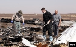 Российские специалисты на месте крушения пассажирского самолета в Египте