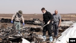 Hetuesit rusë duke zhvilluar hetime në vendin e rrëzimit të aeroplanit të udhëtarëve në Egjipt
