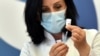 Një punëtore shëndetësore duke u bërë gati të admnistrojë një dozë të vaksinës kundër koronavirusit. Prishtinë, 29 mars 2021. 