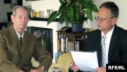 King Michael (left) spoke with Eugen Tomiuc at the king's residence in Aubonne.