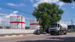 Proiectul de lege prevede că, până în 2034, vor fi formate stocuri echivalente cu 61 de zile de consum sau 90 de zile de importuri. Cel puțin jumătate din stocurile de urgență vor fi amplasate în R. Moldova, iar restul – în depozite de peste hotare.