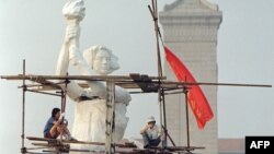 На Тянанмън е издигната статуя на Богинята на Демокрацията