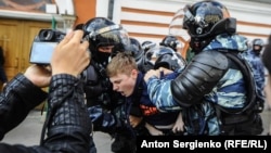 Полиция жестко задерживает участника протестной акции в Москве 10 августа 2019 года