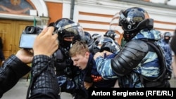 10 августта Мәскәүдә узган протест вакытында тоткарлау