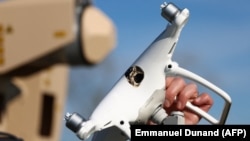 След демонстрация във Франция през март 2024 г. пред медиите бе показано повреждането на потребителски квадрокоптер, причинено от лазерно оръжие.