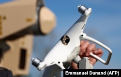 Daunele provocate unui quadcopter de consum de o armă cu laser sunt prezentate presei după o demonstrație în Franța, în martie 2024.