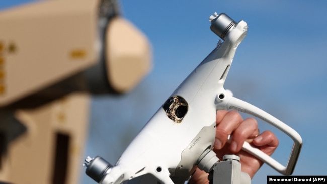 Журналістам демонструють пошкоджений лазером цивільний квадрокоптер після випробування у Франції в березні 2024 року