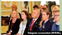 Првата слика на оваа објава на Телеграм прикажува форум од 2019 година во Њујорк на кој присуствуваа Зарубина (втора од десно) и Бренсон (последен лево)