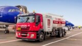 Alimentarea unui avion cu combustibil livrat de o autocisternă Lukoil pe aeroportul Chișinău. Imagine de pe site-ul companiei Lukoil.