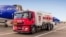 Alimentarea unui avion cu combustibil livrat de o autocisternă Lukoil pe aeroportul Chișinău. Imagine de pe site-ul companiei Lukoil.