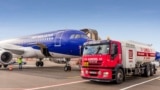 Alimentarea unui avion cu combustibil livrat de o autocisternă Lukoil pe aeroportul Chișinău. Imagine de pe site-ul companiei Lukoil.