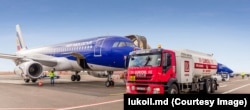 Alimentarea unui avion cu combustibil livrat de o autocisternă Lukoil pe aeroportul Chișinău.