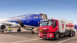 Alimentarea unui avion cu combustibil livrat de o autocisternă Lukoil pe aeroportul Chișinău. Imagine de pe site-ul companiei Lukoil.