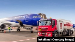 Alimentarea unui avion cu combustibil livrat de o autocisternă Lukoil pe aeroportul Chișinău. Imagine de pe site-ul companiei Lukoil.