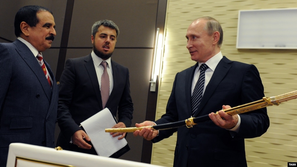 Bahrain's King Hamad bin Isa al-Khalifa (left) presents a Damascus steel sword to Russian President Vladimir Putin (right) during a visit to Sochi in February 2016.