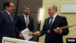 Bahrain's King Hamad bin Isa al-Khalifa (left) presents a Damascus steel sword to Russian President Vladimir Putin (right) during a visit to Sochi in February 2016. 