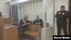 Олександр Кольченко з адвокатом Світланою Сидоркиною в Лефортовському районному суді Москви, 25 грудня 2014
