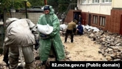 Сотрудники крымского главка МЧС РФ работают в Кореизе во время потопа, вызванного штормом, октябрь 2026 года