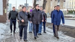 Ратмир Мавлиев (по центру)