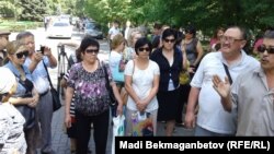 Борышкерлер Ұлттық банк алдында наразылық шарасын өткізіп тұр. Алматы, 7 тамыз 2014 жыл.