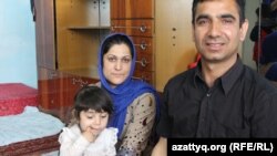 Гражданин Афганистана Мохаммад Парадис с женой и дочерью в квартире, которую они арендуют. Шымкент, 11 апреля 2017 года.