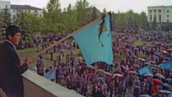 Крымские татары собрались на митинг в День памяти жертв депортации крымских татар. Симферополь, 18 мая 1998 года