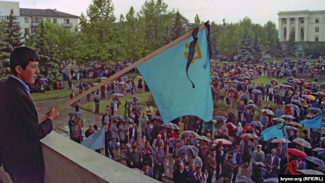 Крымские татары собрались на митинг в День памяти жертв депортации крымских татар. Симферополь, 18 мая 1998 года