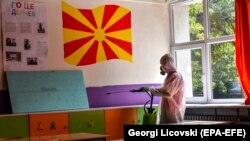 Dezinfektimi i një shkolle në Maqedoninë e Veriut 
