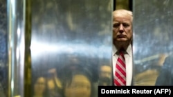 Donald Tramp u liftu "Trampove kule" u Njujorku