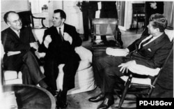 Preşedintele american Kennedy (D) îi întâlnește la Casa Albă pe ministrul de externe sovietic, Gromîko (M) și pe ambasadorul URSS în SUA, Anatoly Dobrynin, (S) octombrie 1962