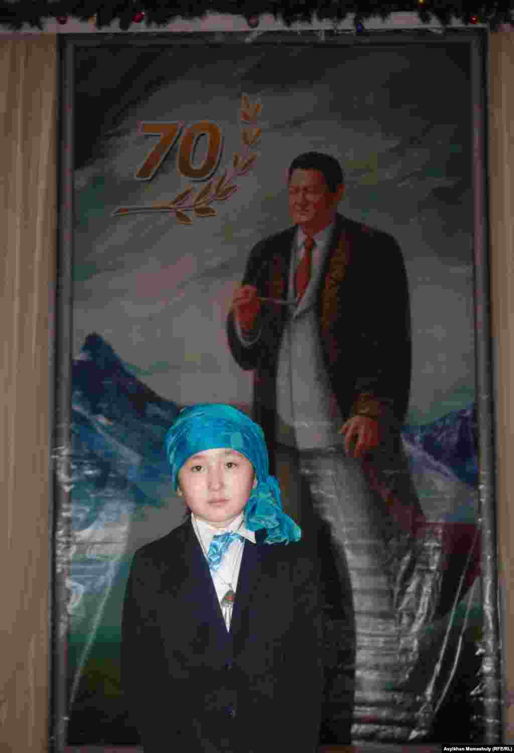 Мерей, дочь Заманбека Нуркадилова, у портрета своего отца на поминках в честь его 70-летия. Алматы, 17 января 2014 года. 