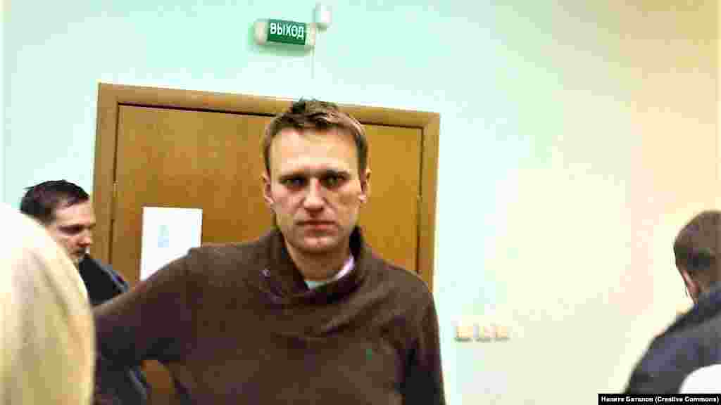 Alexei Navalnîi în sala de judecată în decembrie 2011, după arestarea sa în timpul unui marș anti-guvernamental neautorizat la Moscova. Navalnîi a fost condamnat atunci la 15 zile de detenție pentru &bdquo;rezistența forțelor de ordine&rdquo;. Acest arest a fost primul din ceea ce mai târziu a devenit o obișnuință pentru liderul opoziției ruse.
