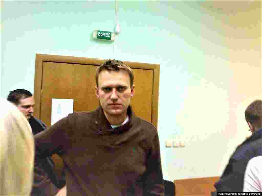Алексей Навални в съда през декември 2011 г. след ареста за неразрешено антиправителствено шествие. Навални е осъден на 15 дни затвор за съпротива при арест. Това е първото му задържане. Впоследствие арестът ще се превърне в редовна практика в отношенията на опозиционера с властите.