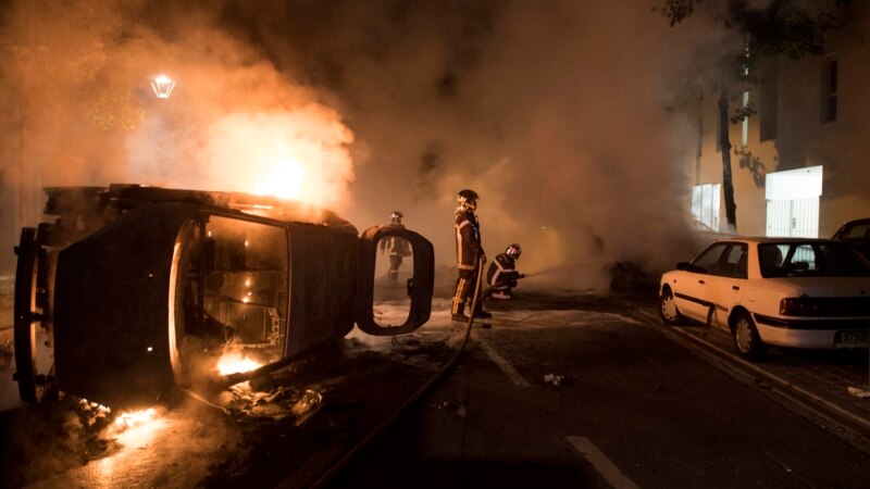 Dhjetëra veturave u është vënë zjarri në Suedi 