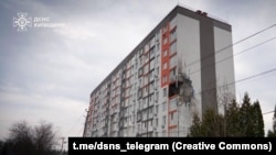 Місце удару російського дрона по жиловому будинку на Київщині, 3 квітня 2026 року