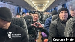 Мария Колесникова в автобусе с другими освобожденными политзаключенными, 13 декабря 2025 года