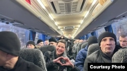 Maria Kalesnikova (centru) în drum spre Ucraina. 