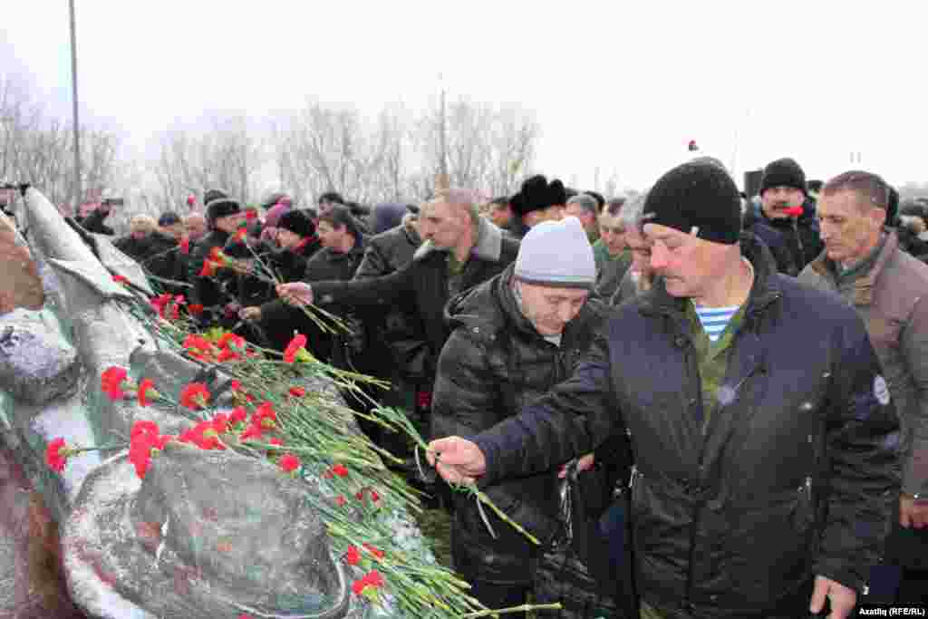 Әфганстанда сугышкан элекке хәрбиләр Казансу яры буендагы һәйкәлгә чәчәк сала