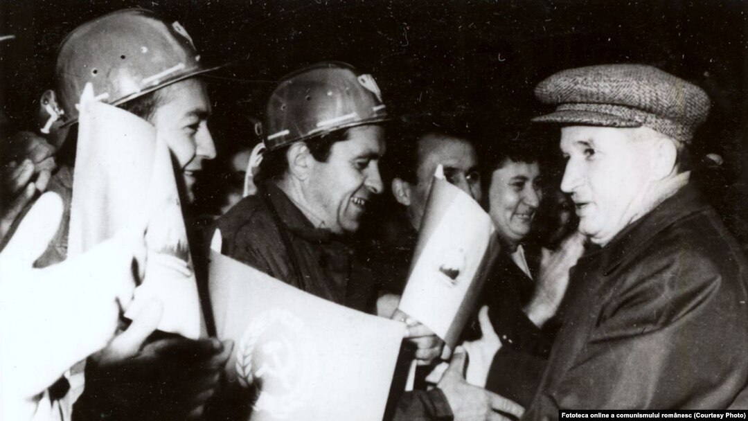Nicolae Ceauşescu în mijlocul minerilor din Valea Jiului. (15 sept.1972) Sursa: Fototeca online a comunismului românesc; cota: 9/1972