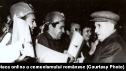 Nicolae Ceauşescu în mijlocul minerilor din Valea Jiului. (15 sept.1972) Sursa: Fototeca online a comunismului românesc; cota: 9/1972