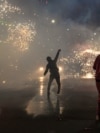 Protestuesit duke hedhur gurë dhe mjete piroteknike drejt policisë në qendër të Tiranës më 19 tetor. 