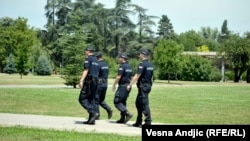 Pripadnici regularne policije patroliraju ulicama Beograda, jun 2017. godine, ilustrativna fotografija