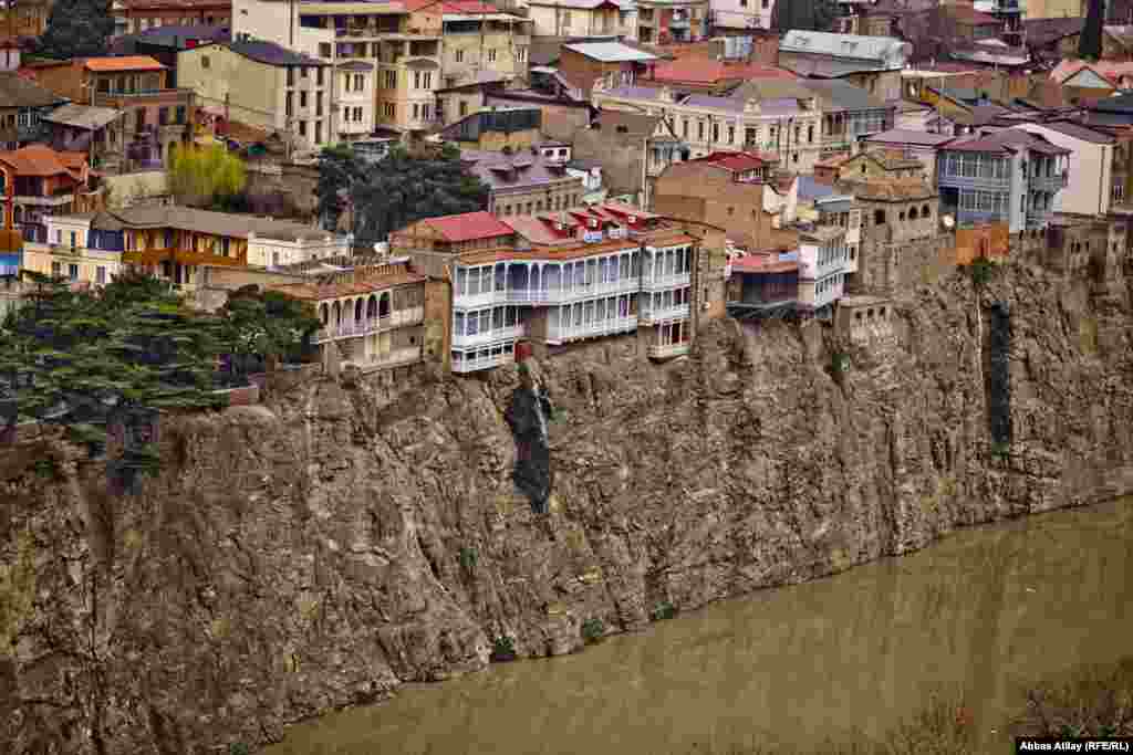 Kür sahili boyu qayalıq üzərində salınmış evlər.