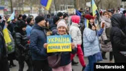 Акция протеста против вторжения России в Украину в захваченном российскими военными городе Мелитополе, 7 марта 2022 года