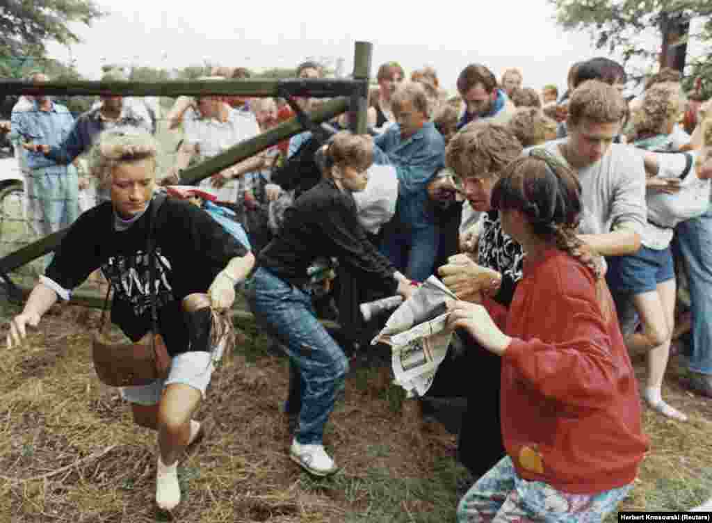 Після того, як біженці зі Східної Європи дізналися про &laquo;Пан&rsquo;європейський пікнік&raquo; із плакатів і летючок, сотні людей прибули на місце його проведення і прорвалися через прикордонну огорожу до Австрії 19 серпня 1989 року